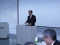 開会挨拶を行う徳久千葉大学長